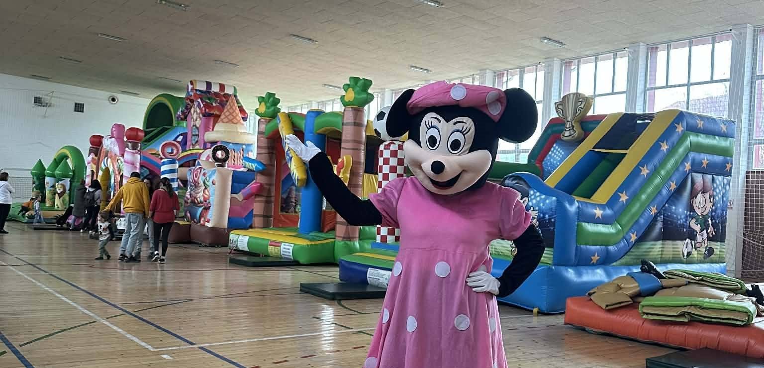 Skákacie hrady M-Event v telocvični, v popredí maskot myšky